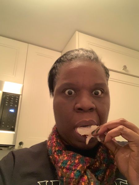 Leslie Jones eating a chips and poses a picture.